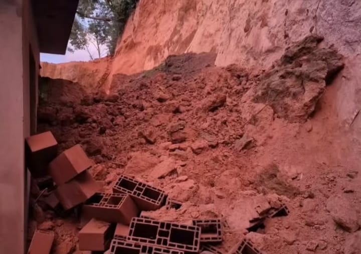 Deslizamento de terra derruba casa no Jardim das Angélicas